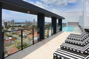 Property grounds - Southport 2BR Retreat | Rooftop Infinity Pool (Southport)