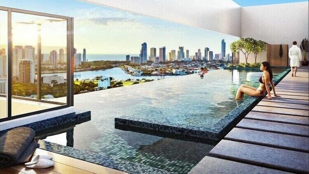 Ein moderner Innenpool mit Stadtblick, einer Lounge und einem Holzterrasse.