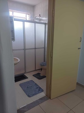 Bidet, towels, toilet paper - Spacious 4-bedroom house near ABCZ-Centro-Rodoviária (Uberaba)