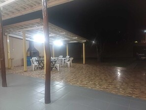 Outdoor dining - Spacious 4-bedroom house near ABCZ-Centro-Rodoviária (Uberaba)