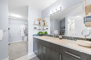 Shower, eco-friendly toiletries, hair dryer, bidet - Northern Serenity | Modern 3BR in The Hills (Edmonton)