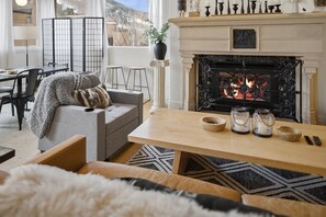 Televisión, chimenea, libros