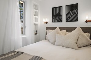 Tabla de planchar con plancha, wifi y ropa de cama 
