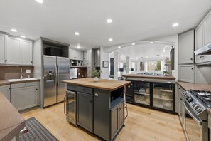 Fridge, microwave, oven, stovetop - Vail View condo w/hot tub - near Village (Vail)