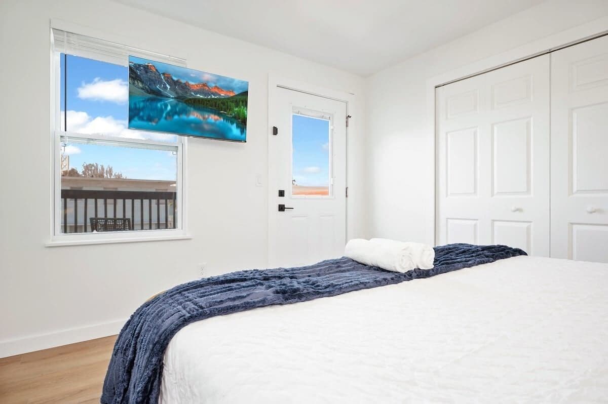 2 bedrooms, travel crib, WiFi, bed sheets