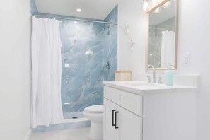 Douche, sèche-cheveux, serviettes fournies, shampoing