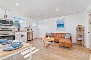 TV, offices - Beachside Bliss I 1 bedroom + loft I Oceanviews (Jacksonville Beach)