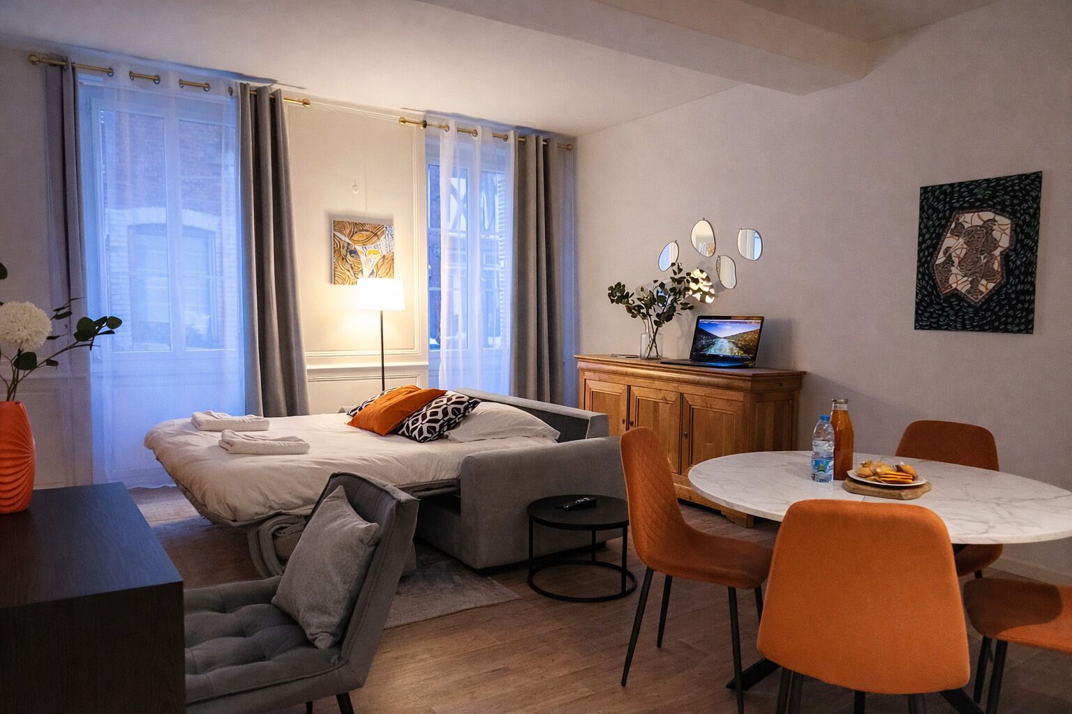 1 slaapkamer, een bureau, een strijkplank/strijkijzer, reisbedje
