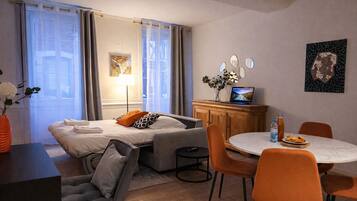 1 slaapkamer, een bureau, een strijkplank/strijkijzer, reisbedje