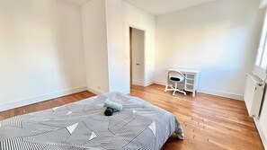 8 chambres, fer et planche à repasser, draps fournis