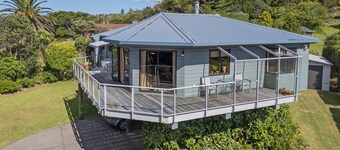 Hosts on the Coast Peaceful on Purangi