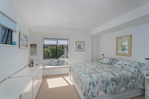 4 Schlafzimmer, Bügeleisen/Bügelbrett