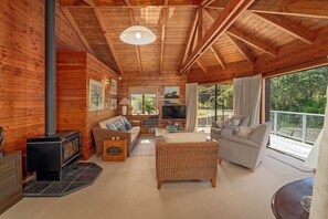 Living area - Hosts on the Coast Peaceful on Purangi (Cooks Beach)