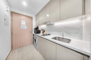 House - Free Housekeeping Visits During Your Stay - Stayshort - Contemporary Studio Retreat in Meydan for 2 (Dubai)