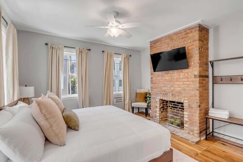 Cozy, Historical Home, 150ft. to King St!