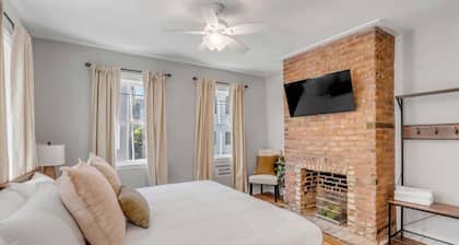 Cozy, Historical Home, 150ft. to King St!