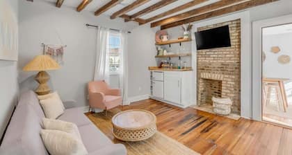 Remodeled 3bd, Marble Bathrooms, 150ft to King St!