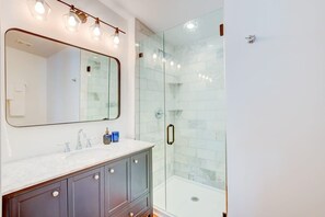 Shower, hair dryer, shampoo - Cottage with Privacy, 150ft to King + Parking (Charleston)