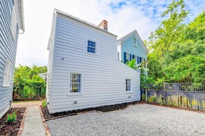 Exterior - Cottage with Privacy, 150ft to King + Parking (Charleston)