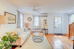 TV, offices - Cottage with Privacy, 150ft to King + Parking (Charleston)