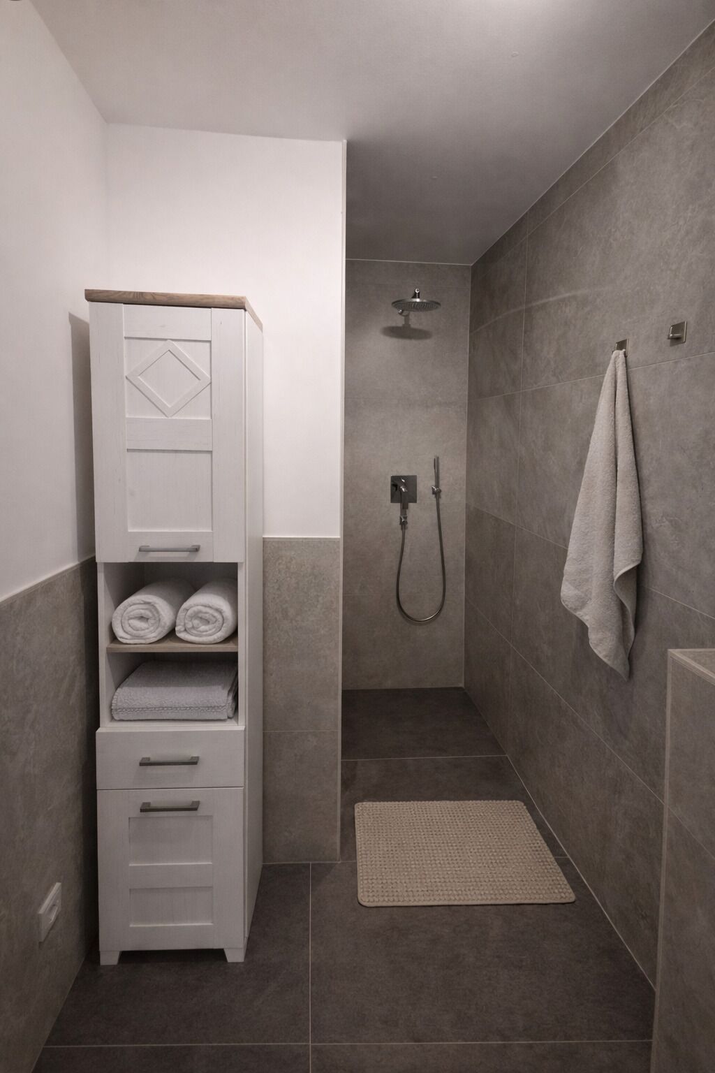 Een douche, een haardroger, handdoeken, zeep