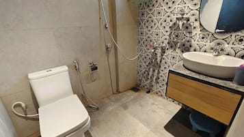 Standard Double Room | Bathroom | Shower, towels, soap, shampoo