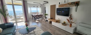 TV - Seaview apartment with living room, 2 bedrooms, panoramic balcony and terrace (Durrës)