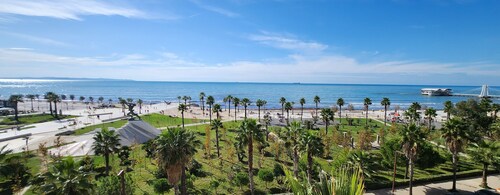 Seaview apartment with living room, 2 bedrooms, panoramic balcony and terrace