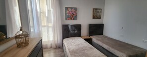 Room - Seaview apartment with living room, 2 bedrooms, panoramic balcony and terrace (Durrës)