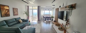 Living area - Seaview apartment with living room, 2 bedrooms, panoramic balcony and terrace (Durrës)