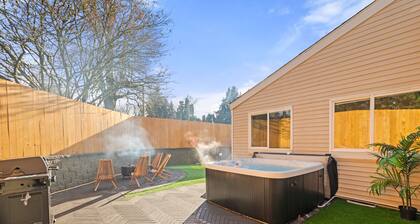 Perfectly located Home w/ Spa & Mini Golf