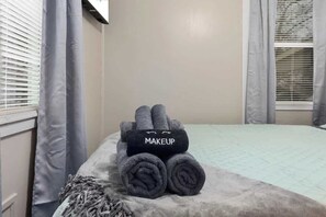 2 bedrooms, iron/ironing board, travel cot, WiFi - 2BR Close to Attractions_No Stairs_World Cup Ready (Kansas City)