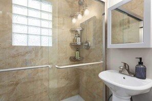 Ducha, secador de pelo, toallas, shampoo