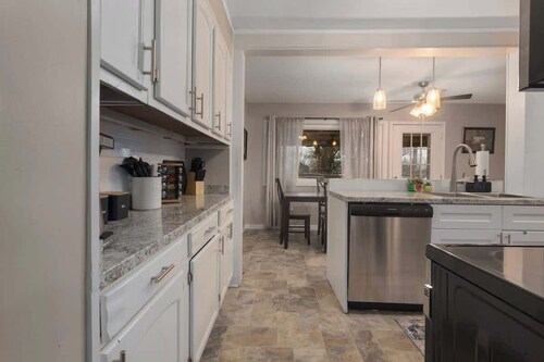 2BR Close to Attractions_No Stairs_World Cup Ready