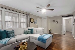 TV - 2BR Close to Attractions_No Stairs_World Cup Ready (Kansas City)