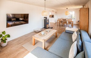 TV, fireplace, table football - Lovely home in Thyborøn with WiFi (Thyborøn)