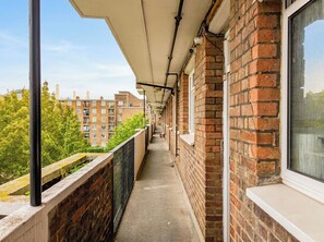 Property grounds - Spacious 3BR London Flat with FREE Parking (Greater London)
