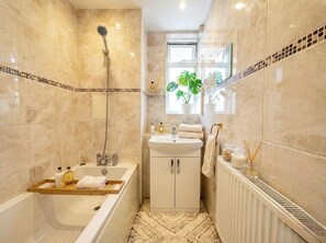 Hair dryer, towels - Spacious 3BR London Flat with FREE Parking (Greater London)