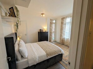 3 bedrooms, iron/ironing board, free WiFi, bed sheets - Spacious 3BR London Flat with FREE Parking (Greater London)