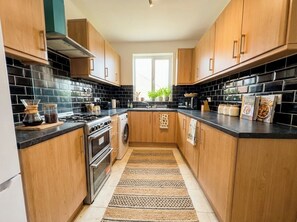 Fridge, microwave, oven, stovetop - Spacious 3BR London Flat with FREE Parking (Greater London)