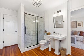 House - Driftwood Suite at The Royce - Coastal Luxury (Newport)