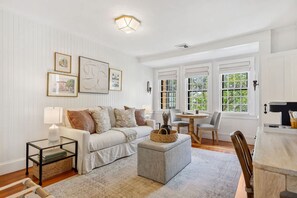 Apartment | 1 bedroom, Internet - Driftwood Suite at The Royce - Coastal Luxury (Newport)