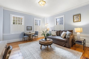 House | 1 bedroom, Internet - Sea Glass Suite at The Royce Seaside Haven (Newport)