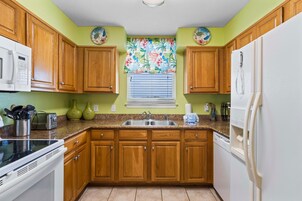 Condo, várias camas (Navy Cove Harbor 1209) | Cozinha privada