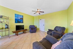 Condo, várias camas (Navy Cove Harbor 1209) | Área de estar