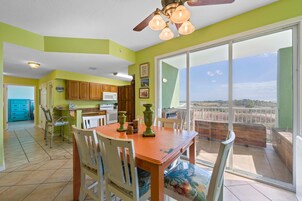 Condo, várias camas (Navy Cove Harbor 1209) | Opções para refeição