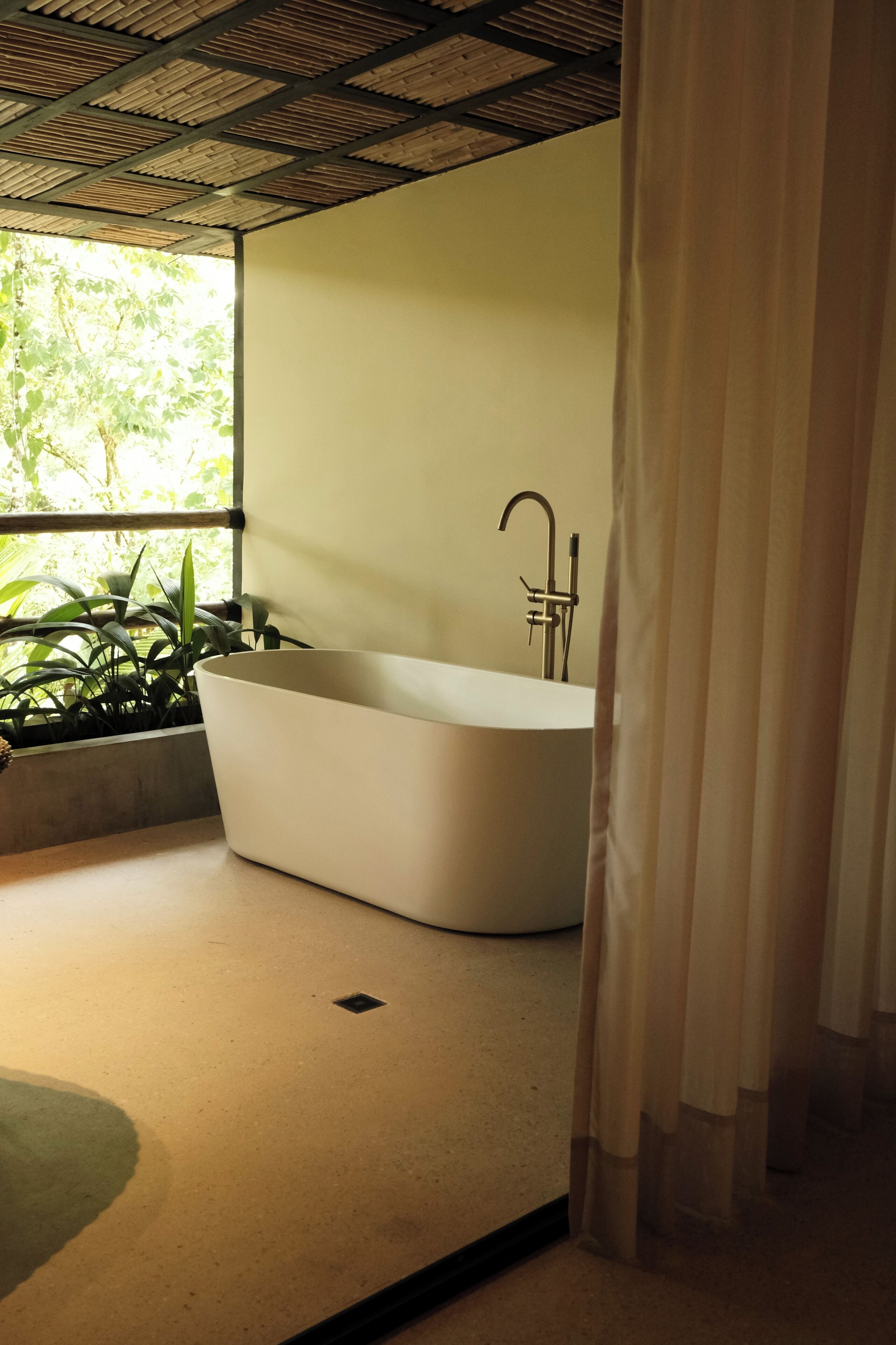 Suite de lujo, vistas al jardín | Baño | Bañera y ducha independientes, toallas, jabón y champú