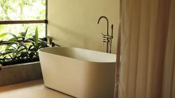 Suíte superluxo, vista para o jardim | Banheiro | Banheira e chuveiro separados, toalhas de banho, sabonete, shampoo