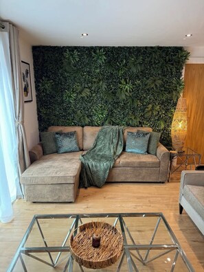 TV, offices - Velvet Leaf Retreat | TVs Ensuite Bathroom Parking (West Yorkshire)