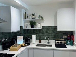 Fridge, microwave, oven, stovetop - Velvet Leaf Retreat | TVs Ensuite Bathroom Parking (West Yorkshire)